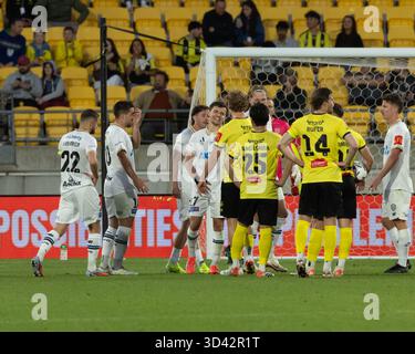 Wellington, Neuseeland. November 2025. Callan Elliot schenkt dem Wellington-Ersatz Corban Piper ein wehmütiges Lächeln. Wellington Phoenix gegen Auckland FC. Isuzu Ute A-League Runde 4. Sky Stadium. Wellington. Neuseeland. Auckland FC gewinnt. Vollzeit 2-1 (HT 2-1). (Joe Serci/SPP) Credit: SPP Sport Press Photo. /Alamy Live News Stockfoto