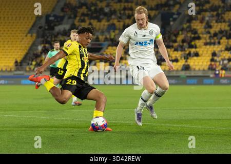 Wellington, Neuseeland. November 2025. Der Wellington-Ersatzflügler Gabriel Sloane-Rodrigues versucht mit Aufmerksamkeit von Francis de Vries aus Auckland ein Kreuz. Wellington Phoenix gegen Auckland FC. Isuzu Ute A-League Runde 4. Sky Stadium. Wellington. Neuseeland. Auckland FC gewinnt. Vollzeit 2-1 (HT 2-1). (Joe Serci/SPP) Credit: SPP Sport Press Photo. /Alamy Live News Stockfoto