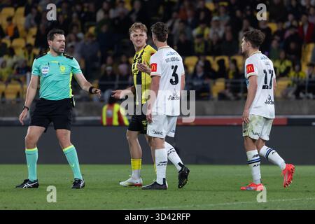 Wellington, Neuseeland. November 2025. Wellingtons Corban Piper und Aucklands Jake Girdwood-Reich teilen einen Meinungsunterschied. Wellington Phoenix gegen Auckland FC. Isuzu Ute A-League Runde 4. Sky Stadium. Wellington. Neuseeland. Auckland FC gewinnt. Vollzeit 2-1 (HT 2-1). (Joe Serci/SPP) Credit: SPP Sport Press Photo. /Alamy Live News Stockfoto