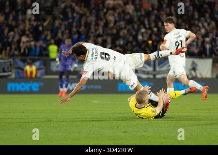 Wellington, Neuseeland. November 2025. Felipe Hallegos aus Auckland fällt vor einer legitimen Herausforderung des Wellington-Substituten Daniel Edwards. Wellington Phoenix gegen Auckland FC. Isuzu Ute A-League Runde 4. Sky Stadium. Wellington. Neuseeland. Auckland FC gewinnt. Vollzeit 2-1 (HT 2-1). (Joe Serci/SPP) Credit: SPP Sport Press Photo. /Alamy Live News Stockfoto