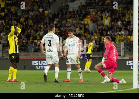 Wellington, Neuseeland. November 2025. Callan Elliot (17, Auckland FC) sieht mit seiner Verteidigungsfreigabe zufrieden aus. Wellington Phoenix gegen Auckland FC. Isuzu Ute A-League Runde 4. Sky Stadium. Wellington. Neuseeland. Auckland FC gewinnt. Vollzeit 2-1 (HT 2-1). (Joe Serci/SPP) Credit: SPP Sport Press Photo. /Alamy Live News Stockfoto