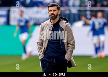 Miron Muslic von Schalke 04 schaut während der 2. Bundesliga-Spiel zwischen dem FC Schalke 04 und dem SV 07 Elversberg in der Veltins-Arena am 8. November 2025 in Gelsenkirchen. (Foto: Marcel ter Bals/MTB-Photo/Alamy Live News) Stockfoto