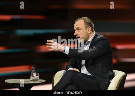 Peter Neumann Politologe 11/25 ihr Peter Neumann am 4. November 2025 in Markus Lanz , ZDF TV Fernsehen Talkshow Talkshow Talkshow Show Deutschland deutsch deutscher Mann Journalismus Journalist Politikwissenschaftler Terrorismus Terrorismusexperte Publizist deutscher Journalist Journalismus Autor Autor Terrorismusexperte Politik quer halb sitzend sprechend gestikuliert *** Peter Neumann Politikwissenschaftler 11 25 ihr Peter Neumann am 4. November 2025 in Markus Lanz , ZDF TV Talkshow Talkshow Talkshow Deutschland deutscher Mann Journalist Politikwissenschaftler Politikwissenschaftler Politikwissenschaftler G Stockfoto