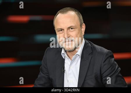 Peter Neumann Politologe 11/25 ihr Peter Neumann am 4. November 2025 in Markus Lanz , ZDF TV Fernsehen Talkshow Talkshow Talkshow Deutschland deutsch deutscher Mann Journalismus Journalist Politikwissenschaftler Terrorismus Terrorismusexperte Publizist deutscher Journalist Journalismus Autor Autor Terrorismus Experte Politics quer Porträt neutral lächelnd *** Peter Neumann Politologe 11 25 ihr Peter Neumann am 4. November 2025 in Markus Lanz , ZDF TV Talkshow Talkshow Deutschland deutscher Mann Journalismus Journalist Politologe Terrorist Publizist Publizist Publizist Publizist Stockfoto