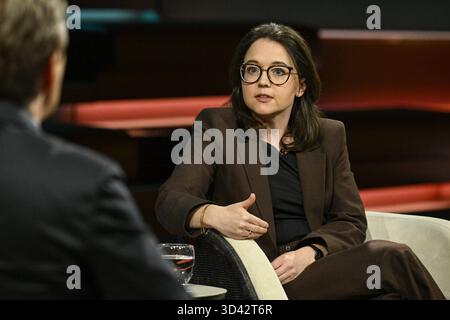 Markus Lanz mit Anne Hähnig 11/25 ihr Markus Lanz und Anne Hähnig am 4. November 2025 in Markus Lanz , ZDF TV Fernsehen Talkshow Talkshow Talkshow Show Deutschland deutsch deutsche Frau Journalistin Zeit Online Mann Italien italienisch italienischer italienisch-deutscher Moderator Fotografie Fotograf Journalismus Journalismus Journalist Autor Moderator Autor Moderator deutsch-italienische Moderatorin Fotografin german female quer halb sitzend sprechend gestikuliert *** Markus Lanz mit Anne Hähnig 11 25 Ihre Markus Lanz und Anne Hähnig am 4. November 2025 in Markus Lanz und Anne Hähnig TV Talk Show Stockfoto