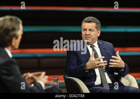 Markus Lanz li. Und Sven Schulze 11/25 ihr Markus Lanz li. mit Sven Schulze am 4. November 2025 in Markus Lanz , ZDF TV Fernsehen Talkshow Talkshow Talkshow Deutschland deutsch deutscher Mann Männer Politiker Politik CDU Sachsen-Anhalt Minister Landesminister Spitzenkandidat Mann Italien Italienisch Italienisch Italienisch-deutscher Moderator Fotografie Fotograf Journalist Journalismus Journalist Autor Autor Gastmoderator deutsch-italienisch Moderator Fotograf deutscher Politiker quer halb sitzend sprechend gestikuliert *** Markus Lanz li und Sven Schulze 11 25 ihr Markus Lanz Lanz Lanz Stockfoto