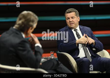 Markus Lanz li. Und Sven Schulze 11/25 ihr Markus Lanz li. mit Sven Schulze am 4. November 2025 in Markus Lanz , ZDF TV Fernsehen Talkshow Talkshow Talkshow Deutschland deutsch deutscher Mann Männer Politiker Politik CDU Sachsen-Anhalt Minister Landesminister Spitzenkandidat Mann Italien Italienisch Italienisch Italienisch-deutscher Moderator Fotografie Fotograf Journalist Journalismus Journalist Autor Autor Gastmoderator deutsch-italienisch Moderator Fotograf deutscher Politiker quer halb sitzend sprechend gestikuliert *** Markus Lanz li und Sven Schulze 11 25 ihr Markus Lanz Lanz Lanz Stockfoto