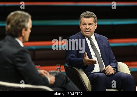 Markus Lanz li. Und Sven Schulze 11/25 ihr Markus Lanz li. mit Sven Schulze am 4. November 2025 in Markus Lanz , ZDF TV Fernsehen Talkshow Talkshow Talkshow Deutschland deutsch deutscher Mann Männer Politiker Politik CDU Sachsen-Anhalt Minister Landesminister Spitzenkandidat Mann Italien Italienisch Italienisch Italienisch-deutscher Moderator Fotografie Fotograf Journalist Journalismus Journalist Autor Autor Gastmoderator deutsch-italienisch Moderator Fotograf deutscher Politiker quer halb sitzend sprechend gestikuliert *** Markus Lanz li und Sven Schulze 11 25 ihr Markus Lanz Lanz Lanz Stockfoto