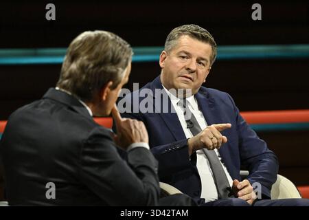 Markus Lanz li. Und Sven Schulze 11/25 ihr Markus Lanz li. mit Sven Schulze am 4. November 2025 in Markus Lanz , ZDF TV Fernsehen Talkshow Talkshow Talkshow Deutschland deutsch deutscher Mann Männer Politiker Politik CDU Sachsen-Anhalt Minister Landesminister Spitzenkandidat Mann Italien Italienisch Italienisch Italienisch-deutscher Moderator Fotografie Fotograf Journalist Journalismus Journalist Autor Autor Gastmoderator deutsch-italienisch Moderator Fotograf deutscher Politiker quer halb sitzend sprechend gestikuliert *** Markus Lanz li und Sven Schulze 11 25 ihr Markus Lanz Lanz Lanz Stockfoto