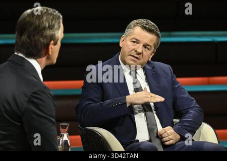 Markus Lanz li. Und Sven Schulze 11/25 ihr Markus Lanz li. mit Sven Schulze am 4. November 2025 in Markus Lanz , ZDF TV Fernsehen Talkshow Talkshow Talkshow Deutschland deutsch deutscher Mann Männer Politiker Politik CDU Sachsen-Anhalt Minister Landesminister Spitzenkandidat Mann Italien Italienisch Italienisch Italienisch-deutscher Moderator Fotografie Fotograf Journalist Journalismus Journalist Autor Autor Gastmoderator deutsch-italienisch Moderator Fotograf deutscher Politiker quer halb sitzend sprechend gestikuliert *** Markus Lanz li und Sven Schulze 11 25 ihr Markus Lanz Lanz Lanz Stockfoto