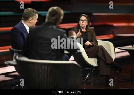 Talkrunde bei Markus Lanz , ZDF 11/25 her Sven Schulze, Markus Lanz und Anne Hähnig v.li. Am 4. November 2025 in Markus Lanz , ZDF TV Fernsehen Talkshow Talkshow Talkshow Deutschland deutsch deutsche Frau deutscher Mann Männer Politiker Politik CDU Sachsen-Anhalt Minister Landesminister Spitzenkandidat Journalistin Zeit Online Mann Italien italienisch italienisch-deutscher Moderator Fotografie Fotograf Journalist Journalismus Journalist Autor Autor Gastgeberin deutsch-italienischer Moderator Fotografin deutsche Politikerin quer ganz freistellbar sitzend sprechend gestikuli Stockfoto