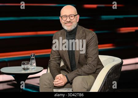 Dr. Peter Tauber Politiker 10/25 ihr Dr. Peter Tauber am 28. Oktober 2025 in Markus Lanz , ZDF TV Fernsehen Talkshow Talkshow Deutschland deutsch deutscher Mann Politik CDU ex ehemaliger ehemaliger Generalsekretär Politiker german quer halb sitzend lächelnd *** Dr. Peter Tauber Politiker 10 25 Ihr Dr. Peter Tauber am 28. Oktober 2025 in Markus Lanz , ZDF TV Talkshow Talkshow Deutschland deutsche deutsche Mann Politik CDU Ex ehemaliger Generalsekretär Generalsekretär General Politiker german Cross halb sitzend lächelnd Stockfoto