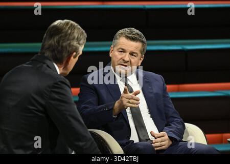 Markus Lanz li. Und Sven Schulze 11/25 ihr Markus Lanz li. mit Sven Schulze am 4. November 2025 in Markus Lanz , ZDF TV Fernsehen Talkshow Talkshow Talkshow Deutschland deutsch deutscher Mann Männer Politiker Politik CDU Sachsen-Anhalt Minister Landesminister Spitzenkandidat Mann Italien Italienisch Italienisch Italienisch-deutscher Moderator Fotografie Fotograf Journalist Journalismus Journalist Autor Autor Gastmoderator deutsch-italienisch Moderator Fotograf deutscher Politiker quer halb sitzend sprechend gestikuliert *** Markus Lanz li und Sven Schulze 11 25 ihr Markus Lanz Lanz Lanz Stockfoto