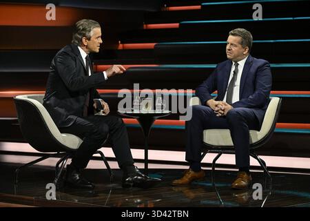 Markus Lanz li. Und Sven Schulze 11/25 ihr Markus Lanz li. mit Sven Schulze am 4. November 2025 in Markus Lanz , ZDF TV Fernsehen Talkshow Talkshow Talkshow Deutschland deutsch deutscher Mann Männer Politiker Politik CDU Sachsen-Anhalt Minister Landesminister Spitzenkandidat Mann Italien italienisch italienisch-deutscher Moderator Fotografie Fotograf Journalismus Journalismus Journalist Autor Autor Gastmoderator deutsch-italienischer Moderator Fotograf deutscher Politiker quer ganz freistellbar sitzend sprechend gestikuliert *** Markus Lanz li und Sven Schulze 11 25 her Stockfoto