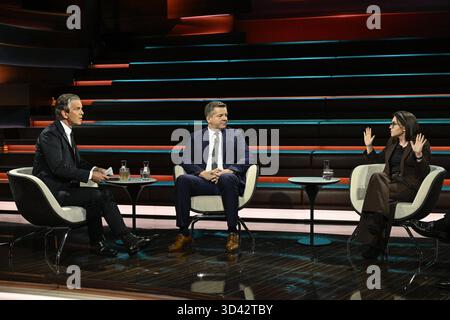 Talkrunde bei Markus Lanz , ZDF 11/25 her Markus Lanz, Sven Schulze und Anne Hähnig v.li. Am 4. November 2025 in Markus Lanz , ZDF TV Fernsehen Talkshow Talkshow Talkshow Deutschland deutsch deutsche Frau deutscher Mann Männer Politiker Politik CDU Sachsen-Anhalt Minister Landesminister Spitzenkandidat Journalistin Zeit Online Mann Italien italienisch italienisch-deutscher Moderator Fotografie Fotograf Journalist Journalismus Journalist Autor Autor Gastgeberin deutsch-italienischer Moderator Fotografin deutsche Politikerin quer ganz freistellbar sitzend sprechend gestikuli Stockfoto