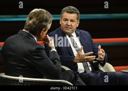 Markus Lanz li. Und Sven Schulze 11/25 ihr Markus Lanz li. mit Sven Schulze am 4. November 2025 in Markus Lanz , ZDF TV Fernsehen Talkshow Talkshow Talkshow Deutschland deutsch deutscher Mann Männer Politiker Politik CDU Sachsen-Anhalt Minister Landesminister Spitzenkandidat Mann Italien Italienisch Italienisch Italienisch-deutscher Moderator Fotografie Fotograf Journalist Journalismus Journalist Autor Autor Gastmoderator deutsch-italienisch Moderator Fotograf deutscher Politiker quer halb sitzend sprechend gestikuliert *** Markus Lanz li und Sven Schulze 11 25 ihr Markus Lanz Lanz Lanz Stockfoto