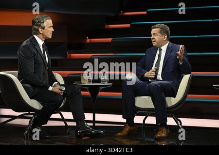 Markus Lanz li. Und Sven Schulze 11/25 ihr Markus Lanz li. mit Sven Schulze am 4. November 2025 in Markus Lanz , ZDF TV Fernsehen Talkshow Talkshow Talkshow Deutschland deutsch deutscher Mann Männer Politiker Politik CDU Sachsen-Anhalt Minister Landesminister Spitzenkandidat Mann Italien italienisch italienisch-deutscher Moderator Fotografie Fotograf Journalismus Journalismus Journalist Autor Autor Gastmoderator deutsch-italienischer Moderator Fotograf deutscher Politiker quer ganz freistellbar sitzend sprechend gestikuliert *** Markus Lanz li und Sven Schulze 11 25 her Stockfoto