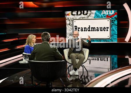 Talkrunde bei Markus Lanz , ZDF 10/25 her Petra Köpping, Markus Lanz und Dr. Peter Tauber v.li. Am 28. Oktober 2025 in Markus Lanz , ZDF TV Fernsehen Talkshow Talkshow Talkshow Deutschland deutsch deutsche Frau deutscher Mann Männer Politiker Politik CDU ex ehemaliger ehemaliger Generalsekretär Politikerin stellvertretende SPD-Vizevorsitzende sächsische Sachsen Sozialministerin Ministerin Landesministerin Brandmauer AfD Mann Italien italienisch italienischer italienisch-deutscher Moderator Fotografie Fotograf Journalistin Journalistin Journalistin Journalistin Journalistin Journalistin Autorin Autor Gastgeber Prese Stockfoto