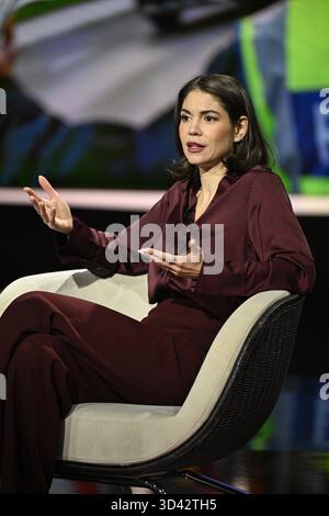 Karina Mößbauer Journalistin 10/25 Ihre Karina Mößbauer am 29. Oktober 2025 in Markus Lanz , ZDF Aufzeichnung vom 28. Oktober 2025 TV Fernsehen Talkshow Talkshow Deutschland deutsch deutsche Frau Autorin Journalismus Korrespondentin Chefkorrespondentin die Pionierjournalistin german female hoch halb sitzend sprechend gestikuliert *** Karina Mößbauer Journalistin 10 25 Ihre Karina Mößbauer Journalistin am 29. Oktober 2025 in Markus Lanz , ZDF Aufnahme vom 28. Oktober 2025 TV Talk Show Talk Show Deutschland Deutsche Autorin Journalismus Korrespondentin The Pion Stockfoto