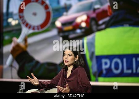 Karina Mößbauer Journalistin 10/25 Ihre Karina Mößbauer am 29. Oktober 2025 in Markus Lanz , ZDF Aufzeichnung vom 28. Oktober 2025 TV Fernsehen Talkshow Talkshow Deutschland deutsch deutsche Frau Autorin Journalismus Korrespondentin Chefkorrespondentin die Pionierjournalistin german female quer halb sitzend sprechend gestikuliert *** Karina Mößbauer Journalistin 10 25 Ihre Karina Mößbauer Journalistin am 29. Oktober 2025 in Markus Lanz , ZDF Aufnahme vom 28. Oktober 2025 TV TV Talk Show Talk Show Deutschland Deutsche Autorin Journalismus Korrespondentin der Pion Stockfoto