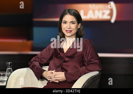 Karina Mößbauer Journalistin 10/25 Ihre Karina Mößbauer am 29. Oktober 2025 in Markus Lanz , ZDF Aufzeichnung vom 28. Oktober 2025 TV Fernsehen Talkshow Talkshow Deutschland deutsch deutsche Frau Autorin Journalismus Korrespondentin Chefkorrespondentin die Pionierjournalistin deutsche quer halb sitzend lächelnd *** Karina Mößbauer Journalistin 10 25 Ihre Karina Mößbauer Journalistin 10 25 Ihre Karina Mößbauer am 29. Oktober 2025 in Markus Lanz , ZDF Aufnahme vom 28. Oktober 2025 TV Talk Show Talk Show Deutschland Deutsche Frau Autorin Journalismus Korrespondentin Chefkorrespondentin Chefkorrespondentin der Pionierjournalismus j Stockfoto