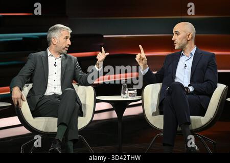 Boris Palmer li. mit Belit Onay 10/25 her Boris Palmer li. Und Belit Onay am 29. Oktober 2025 in Markus Lanz , ZDF Aufzeichnung vom 28. Oktober 2025 TV Fernsehen Talkshow Talk Show Deutschland deutsch deutscher Männer Mann Politiker Politik parteilos parteiloser ob Oberbürgermeister Tübingen Grüne Grünen Bündnis 90 Hannover Politiker Bürgermeister quer halb sitzend sprechend gestikuliert Zeigefinger erhoben erhobener *** Boris Palmer links mit Belit Onay 10 25 ihr Boris Palmer links und Belit Onay am 29. Oktober 2025 in Markus Lanz , ZDF-Aufnahme vom 28. Oktober 2025 Stockfoto