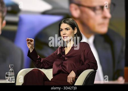 Karina Mößbauer Journalistin 10/25 Ihre Karina Mößbauer am 29. Oktober 2025 in Markus Lanz , ZDF Aufzeichnung vom 28. Oktober 2025 TV Fernsehen Talkshow Talkshow Deutschland deutsch deutsche Frau Autorin Journalismus Korrespondentin Chefkorrespondentin die Pionierjournalistin german female quer halb sitzend sprechend gestikuliert *** Karina Mößbauer Journalistin 10 25 Ihre Karina Mößbauer Journalistin am 29. Oktober 2025 in Markus Lanz , ZDF Aufnahme vom 28. Oktober 2025 TV TV Talk Show Talk Show Deutschland Deutsche Autorin Journalismus Korrespondentin der Pion Stockfoto