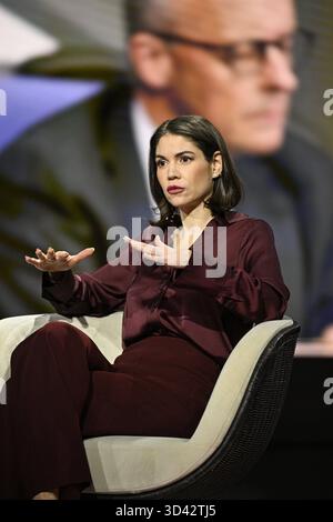 Karina Mößbauer Journalistin 10/25 Ihre Karina Mößbauer am 29. Oktober 2025 in Markus Lanz , ZDF Aufzeichnung vom 28. Oktober 2025 TV Fernsehen Talkshow Talkshow Talkshow auf Monitor Bildschirm Bundeskanzler Friedrich Merz Deutschland deutsch deutsche Frau Autorin Journalismus Korrespondentin Chefkorrespondentin die Pionierjournalistin deutsche Frau hoch halb sitzend sprechend gestikuliert *** Karina Mößbauer Journalistin 10 25 Ihre Karina Mößbauer Journalistin am 29. Oktober 2025 in Markus Lanz , ZDF Aufzeichnung vom 28. Oktober 2025 TV TV Talkshow Talkshow auf Monitor Bundeskanzlerin Fri Stockfoto