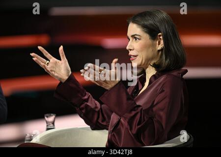 Karina Mößbauer Journalistin 10/25 Ihre Karina Mößbauer am 29. Oktober 2025 in Markus Lanz , ZDF Aufzeichnung vom 28. Oktober 2025 TV Fernsehen Talkshow Talk Show Deutschland deutsch deutsche Frau Autorin Journalismus Korrespondentin Chefkorrespondentin die Pionierjournalistin german female quer halb sitzend sprechend gestikuliert Profil *** Karina Mößbauer Journalistin 10 25 Ihre Karina Mößbauer Journalistin am 29. Oktober 2025 in Markus Lanz , ZDF Aufnahme vom 28. Oktober 2025 TV Talk Show Talk Show Deutschland Deutsche Autorin Journalismus Korrespondentin T Stockfoto