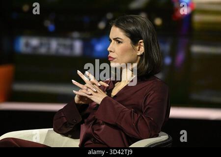 Karina Mößbauer Journalistin 10/25 Ihre Karina Mößbauer am 29. Oktober 2025 in Markus Lanz , ZDF Aufzeichnung vom 28. Oktober 2025 TV Fernsehen Talkshow Talk Show Deutschland deutsch deutsche Frau Autorin Journalismus Korrespondentin Chefkorrespondentin die Pionierjournalistin german female quer halb sitzend sprechend gestikuliert Profil *** Karina Mößbauer Journalistin 10 25 Ihre Karina Mößbauer Journalistin am 29. Oktober 2025 in Markus Lanz , ZDF Aufnahme vom 28. Oktober 2025 TV Talk Show Talk Show Deutschland Deutsche Autorin Journalismus Korrespondentin T Stockfoto