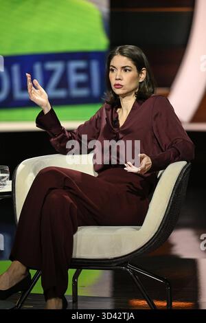 Karina Mößbauer Journalistin 10/25 Ihre Karina Mößbauer am 29. Oktober 2025 in Markus Lanz , ZDF Aufzeichnung vom 28. Oktober 2025 TV Fernsehen Talkshow Talkshow Deutschland deutsch deutsche Frau Autorin Journalismus Korrespondentin Chefkorrespondentin die Pionierjournalistin german female hoch halb sitzend sprechend gestikuliert *** Karina Mößbauer Journalistin 10 25 Ihre Karina Mößbauer Journalistin am 29. Oktober 2025 in Markus Lanz , ZDF Aufnahme vom 28. Oktober 2025 TV Talk Show Talk Show Deutschland Deutsche Autorin Journalismus Korrespondentin The Pion Stockfoto