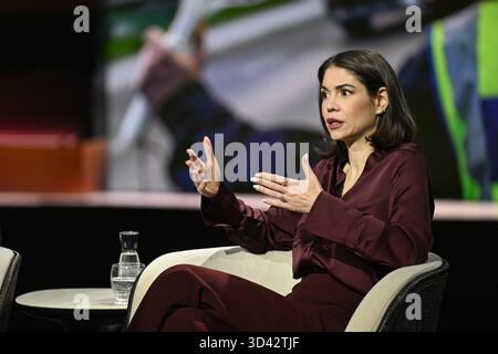 Karina Mößbauer Journalistin 10/25 Ihre Karina Mößbauer am 29. Oktober 2025 in Markus Lanz , ZDF Aufzeichnung vom 28. Oktober 2025 TV Fernsehen Talkshow Talkshow Deutschland deutsch deutsche Frau Autorin Journalismus Korrespondentin Chefkorrespondentin die Pionierjournalistin german female quer halb sitzend sprechend gestikuliert *** Karina Mößbauer Journalistin 10 25 Ihre Karina Mößbauer Journalistin am 29. Oktober 2025 in Markus Lanz , ZDF Aufnahme vom 28. Oktober 2025 TV TV Talk Show Talk Show Deutschland Deutsche Autorin Journalismus Korrespondentin der Pion Stockfoto