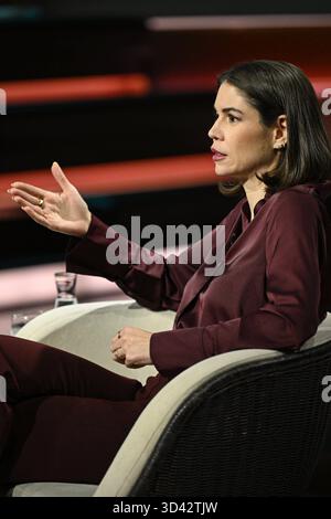 Karina Mößbauer Journalistin 10/25 Ihre Karina Mößbauer am 29. Oktober 2025 in Markus Lanz , ZDF Aufzeichnung vom 28. Oktober 2025 TV Fernsehen Talkshow Talk Show Deutschland deutsch deutsche Frau Autorin Journalismus Korrespondentin Chefkorrespondentin die Pionierjournalistin deutsche Frau hoch halb sitzend sprechend gestikuliert Profil *** Karina Mößbauer Journalistin 10 25 Ihre Karina Mößbauer Journalistin am 29. Oktober 2025 in Markus Lanz , ZDF Aufnahme vom 28. Oktober 2025 TV Talk Show Talk Show Deutschland Deutsche Autorin Journalismus Korrespondentin T Stockfoto