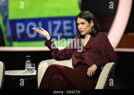Karina Mößbauer Journalistin 10/25 Ihre Karina Mößbauer am 29. Oktober 2025 in Markus Lanz , ZDF Aufzeichnung vom 28. Oktober 2025 TV Fernsehen Talkshow Talkshow Deutschland deutsch deutsche Frau Autorin Journalismus Korrespondentin Chefkorrespondentin die Pionierjournalistin german female quer halb sitzend sprechend gestikuliert *** Karina Mößbauer Journalistin 10 25 Ihre Karina Mößbauer Journalistin am 29. Oktober 2025 in Markus Lanz , ZDF Aufnahme vom 28. Oktober 2025 TV TV Talk Show Talk Show Deutschland Deutsche Autorin Journalismus Korrespondentin der Pion Stockfoto