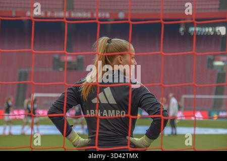 Amsterdam, Niederlande. November 2025. Torhüterin Regina Van Eijk (1 Ajax) vor dem Spiel zwischen Ajax und PSV-Frauen im Johan Cruijff stadion in Amsterdam, Niederlande. Quelle: SPP Sport Pressefoto. /Alamy Live News Stockfoto