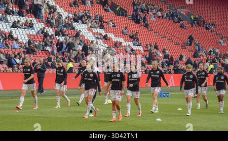 Amsterdam, Niederlande. November 2025. Ajax-Spieler, die sich vor dem Spiel zwischen Ajax und PSV-Frauen im Johan Cruijff stadion in Amsterdam, Niederlande, aufwärmen. Quelle: SPP Sport Pressefoto. /Alamy Live News Stockfoto