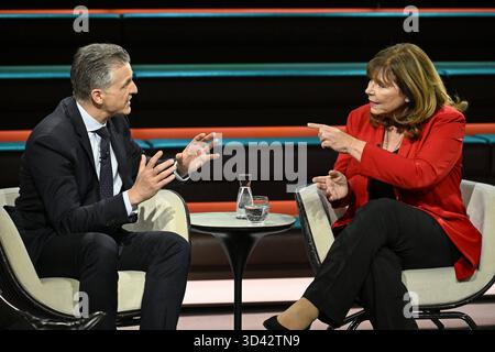Jutta Steinruck mit Thorsten frei 10/25 Ihre Jutta Steinruck und Thorsten frei am 29. Oktober 2025 in Markus Lanz , ZDF Aufzeichnung vom 28. Oktober 2025 TV Fernsehen Talkshow Talk Show Deutschland deutsch deutsche Frau deutscher Mann Politiker Politik CDU Kanzleramtsministerin Politikerin Oberbürgermeisterin Ludwigshafen parteilos parteilose Politikerin deutscher Bürgermeisterin quer halb sitzend sprechend gestikuliert *** Jutta Steinruck mit Thorsten frei 10 25 Jahre vor Jutta Steinruck und Thorsten frei am 29. Oktober 2025 in Markus Lanz , ZDF Aufnahme vom 28. Oktober 2025 TV TV Talk Sho Stockfoto