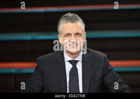 Thorsten frei Politiker 10/25 Ihr Thorsten frei am 29. Oktober 2025 in Markus Lanz , ZDF Aufzeichnung vom 28. Oktober 2025 TV Fernsehen Talkshow Talkshow Deutschland deutsch deutscher Mann Politik CDU Kanzleramtsminister Politiker german quer halb Porträt lächelnd *** Thorsten frei Politiker 10 25 ihr Thorsten frei am 29. Oktober 2025 in Markus Lanz , ZDF Aufnahme vom 28. Oktober 2025 TV TV-Talkshow Talkshow Germany German German man Politics CDU Kanzleramtminister Politiker German Cross half Porträt lächelnd Stockfoto