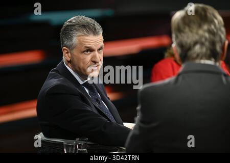 Markus Lanz Re. mit Thorsten frei 10/25 ihr Markus Lanz Re. Und Thorsten frei am 29. Oktober 2025 in Markus Lanz , ZDF Aufzeichnung vom 28. Oktober 2025 TV Fernsehen Talkshow Talk Show Deutschland deutsch deutscher Mann Männer Politiker Politik CDU Kanzleramtsminister Mann Italien italienisch italienisch-deutscher Moderator Fotografie Fotograf Journalist Journalismus Politiker deutscher Journalismus Journalist Autor Autor Gastmoderator deutsch-italienischer Moderator Fotograf quer halb sitzend sprechend gestikuliert *** Markus Lanz Re mit Thorsten frei 10 25 her Markus La Stockfoto