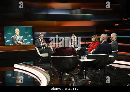 Talkrunde bei Markus Lanz , ZDF 10/25 her Markus Lanz, Karina Mößbauer, Thorsten frei, Jutta Steinruck, Belit Onay und Boris Palmer v.li. Am 29. Oktober 2025 in Markus Lanz , ZDF Aufzeichnung vom 28. Oktober 2025 TV Fernsehen Talkshow Talkshow auf Monitor Bildschirm: Bundeskanzler Friedrich Merz Deutschland deutsch deutsche Frau deutscher Mann Männer Politiker Politik CDU Kanzleramtsminister Politikerin Oberbürgermeisterin Ludwigshafen parteilos parteilose parteilose parteilose Oberbürgermeister ob Tübingen Hannover Grüner Bündnis 90 Journalistin Korrespondentin Chefkorrespondentin The Pioneer Ma Stockfoto