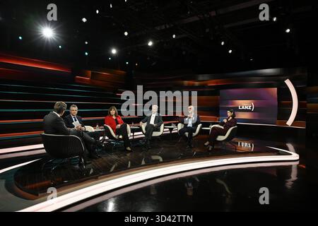 Talkrunde bei Markus Lanz , ZDF 10/25 her Markus Lanz, Thorsten frei, Jutta Steinruck, Boris Palmer, Belit Onay und Karina Mößbauer v.li. Am 29. Oktober 2025 in Markus Lanz , ZDF Aufzeichnung vom 28. Oktober 2025 TV Fernsehen Talkshow Talk Show Deutschland deutsch deutsche Frau deutscher Mann Männer Politiker Politik CDU Kanzleramtsminister Politikerin Oberbürgermeisterin Ludwigshafen parteilos parteilose parteilose parteiloser Oberbürgermeister ob Tübingen Hannover Grüner Bündnis 90 Journalistin Korrespondentin Chefkorrespondentin der Pionier Mann Italien italienisch italienisch-deut Stockfoto