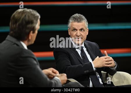 Markus Lanz li. mit Thorsten frei 10/25 Ihr Markus Lanz li. Und Thorsten frei am 29. Oktober 2025 in Markus Lanz , ZDF Aufzeichnung vom 28. Oktober 2025 TV Fernsehen Talkshow Talk Show Deutschland deutsch deutscher Mann Männer Politiker Politik CDU Kanzleramtsminister Mann Italien italienisch italienisch-deutscher Moderator Fotografie Fotograf Journalist Journalismus Politiker deutscher Journalismus Journalist Autor Autor Gastmoderator deutsch-italienischer Moderator Fotograf quer halb sitzend sprechend gestikuliert *** Markus Lanz li mit Thorsten frei 10 25 her Markus La Stockfoto