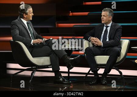 Markus Lanz li. mit Thorsten frei 10/25 Ihr Markus Lanz li. Und Thorsten frei am 29. Oktober 2025 in Markus Lanz , ZDF Aufzeichnung vom 28. Oktober 2025 TV Fernsehen Talkshow Talk Show Deutschland deutsch deutscher Mann Männer Politiker Politik CDU Kanzleramtsminister Mann Italien italienisch italienisch-deutscher Moderator Fotografie Fotograf Journalist Journalismus Politiker deutscher Journalismus Journalist Autor Autor Gastmoderator deutsch-italienischer Moderator Fotograf quer ganz freistellbar sitzend sprechend gestikuliert *** Markus Lanz li mit Thorsten frei 10 25 Stockfoto