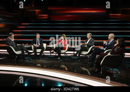 Talkrunde bei Markus Lanz , ZDF 10/25 her Markus Lanz, Thorsten frei, Jutta Steinruck, Boris Palmer, Belit Onay und Karina Mößbauer v.li. Am 29. Oktober 2025 in Markus Lanz , ZDF Aufzeichnung vom 28. Oktober 2025 TV Fernsehen Talkshow Talk Show Deutschland deutsch deutsche Frau deutscher Mann Männer Politiker Politik CDU Kanzleramtsminister Politikerin Oberbürgermeisterin Ludwigshafen parteilos parteilose parteilose parteiloser Oberbürgermeister ob Tübingen Hannover Grüner Bündnis 90 Journalistin Korrespondentin Chefkorrespondentin der Pionier Mann Italien italienisch italienisch-deut Stockfoto