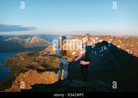 Paare Mann und Frau, die Hände halten, Bergsteigen in Norwegen Reise Lifestyle Freunde in Herbstferien romantische Reise, Familienwandern zusammen ACT Stockfoto