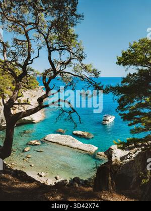 Turkiye aus der Vogelperspektive - Strand und mediterranes Meer türkisfarbene Wasserlandschaft in Kemer auf dem Lycian Way Trail, Antalya wunderschöne Ziele Wahrzeichen Idylle Stockfoto