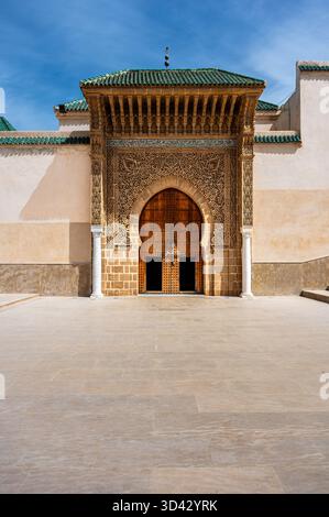 Nahaufnahme eines Porträts des komplizierten Eingangs zum Mausoleum von Moulay Ismail in Meknes, Marokko, mit farbenfrohen zellige Fliesen Stockfoto