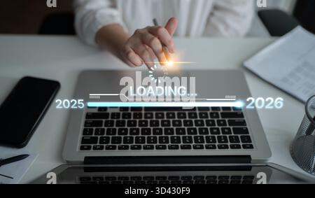 Visualisierung der Verschiebung von 2025 auf 2026. Fortschrittsbalken symbolisiert Fortschritt, strategische Vorausschau, jährliche Zielsetzung und Unternehmenstransformation Stockfoto