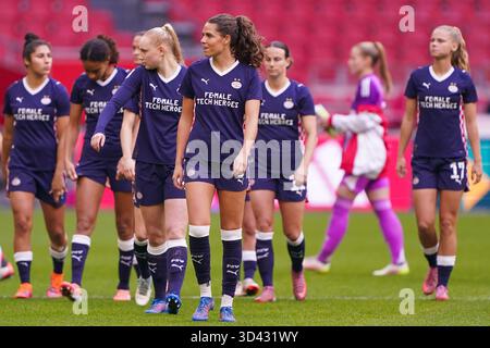 Amsterdam, Niederlande. November 2025. AMSTERDAM, NIEDERLANDE - 8. NOVEMBER: Melanie Bross von PSV sieht sich während eines Euro Jackpot Vrouwen Eredivisie Matches in der Johan Cruijff Arena am 8. November 2025 in Amsterdam an. (Foto von Andre Weening/Orange Pictures) Credit: Orange Pics BV/Alamy Live News Stockfoto