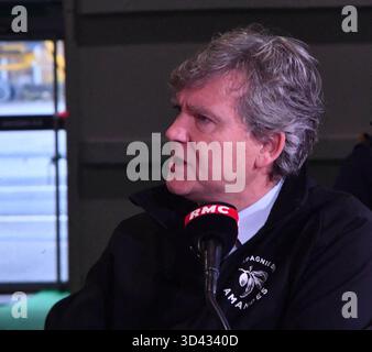 Paris, Frankreich. November 2025. Arnaud Montebourg, ehemaliger Minister und Imker bei der Fernsehshow „Les Grandes Gueules“ bei der 13. Ausgabe der Ausstellung Made in France, einer Veranstaltung, die der französischen Herstellung im Ausstellungszentrum Porte de Versailles gewidmet ist, am 6. November 2025 in Paris, Frankreich. Foto: Karim Ait Adjedjou/ABACAPRESS.COM Credit: Abaca Press/Alamy Live News Stockfoto